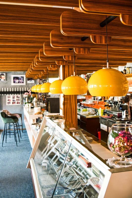 パルチーネス Cafe Rudi Living Bed & Breakfast エクステリア 写真