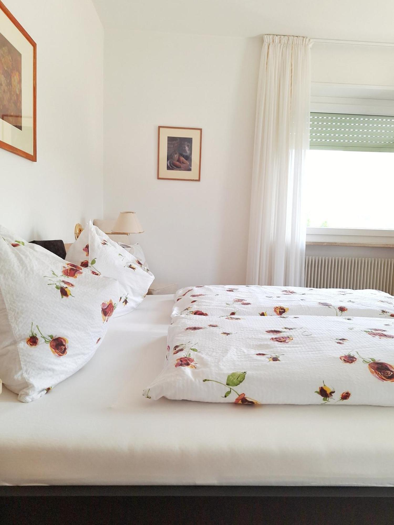 パルチーネス Cafe Rudi Living Bed & Breakfast エクステリア 写真