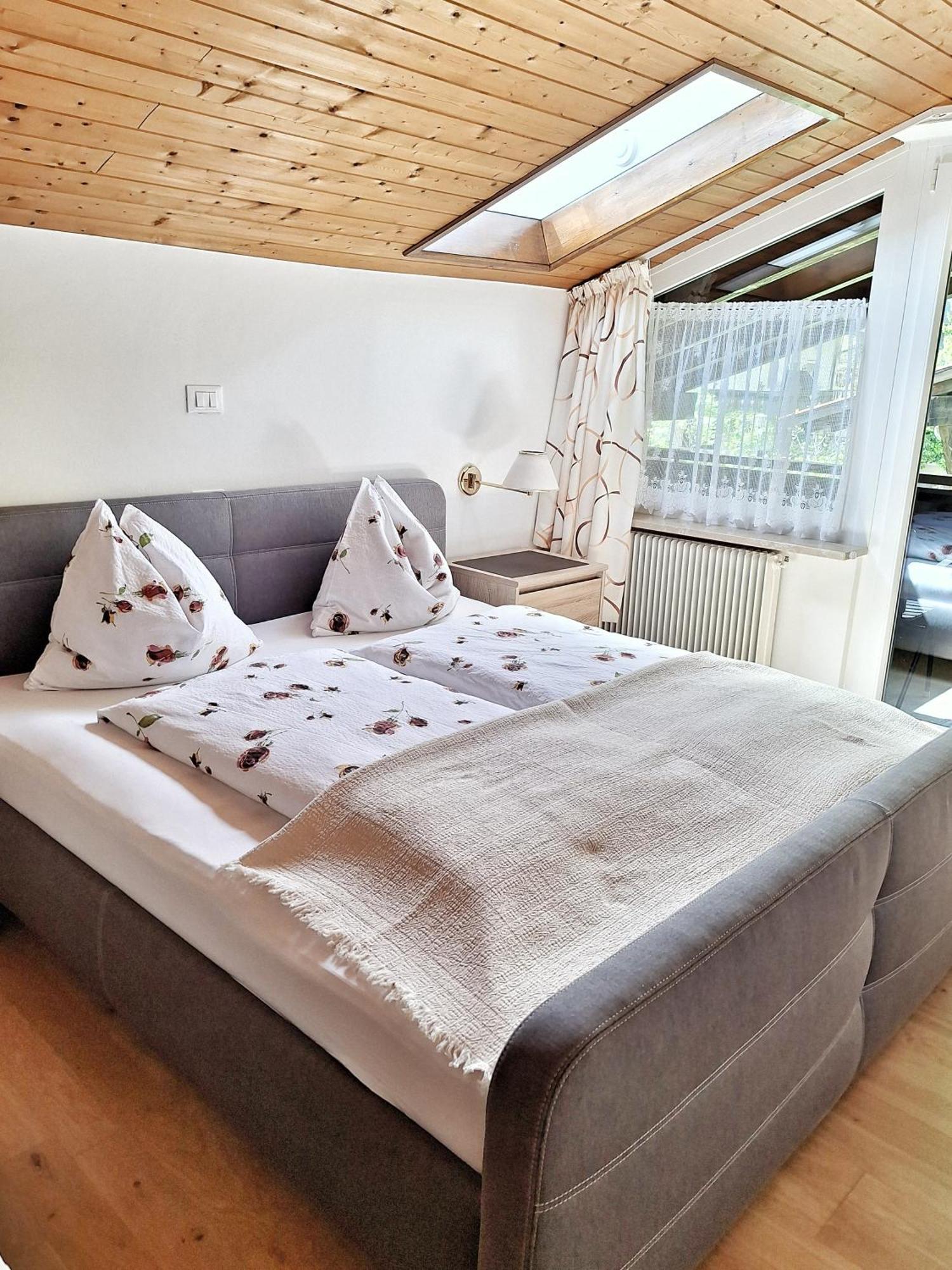 パルチーネス Cafe Rudi Living Bed & Breakfast エクステリア 写真